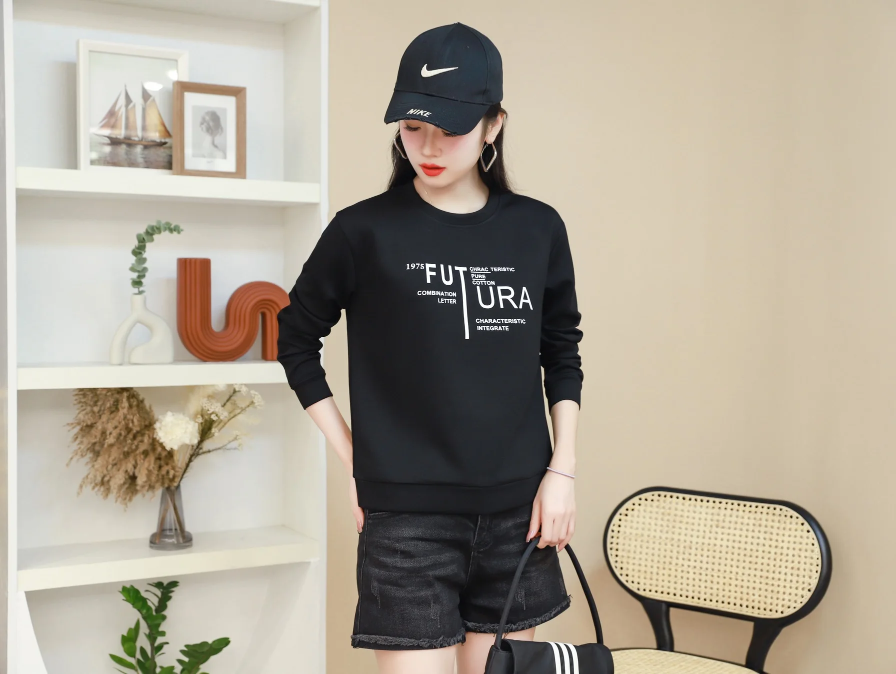 Crewneck sweatshirt women's spring and autumn 2025 new popular fashion short women's early autumn and winter plush thickening
Crewneck sweatshirt women's spring and autumn 2025 new popular fashion short women's early autumn and winter plush thickening
