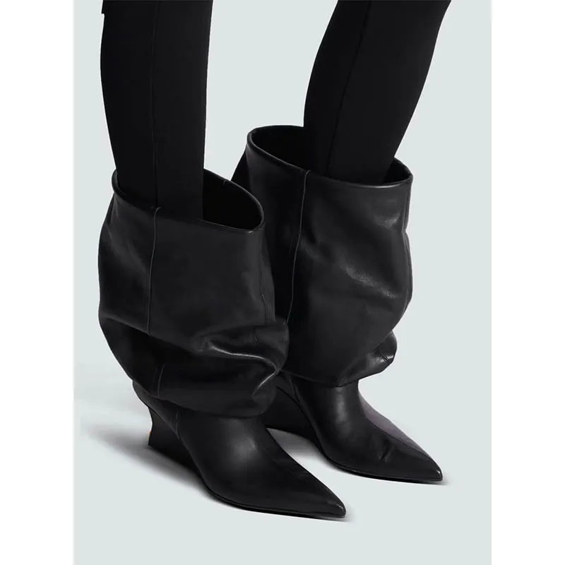 Мягкие кожаные ботинки до середины икры с острым носком на танкетке Стильные рюши для шикарного модного образа Удобные элегантные на осень-зиму
Мягкие кожаные ботинки до середины икры с острым носком на танкетке Стильные рюши для шикарного модного образа Удобные элегантные на осень-зиму