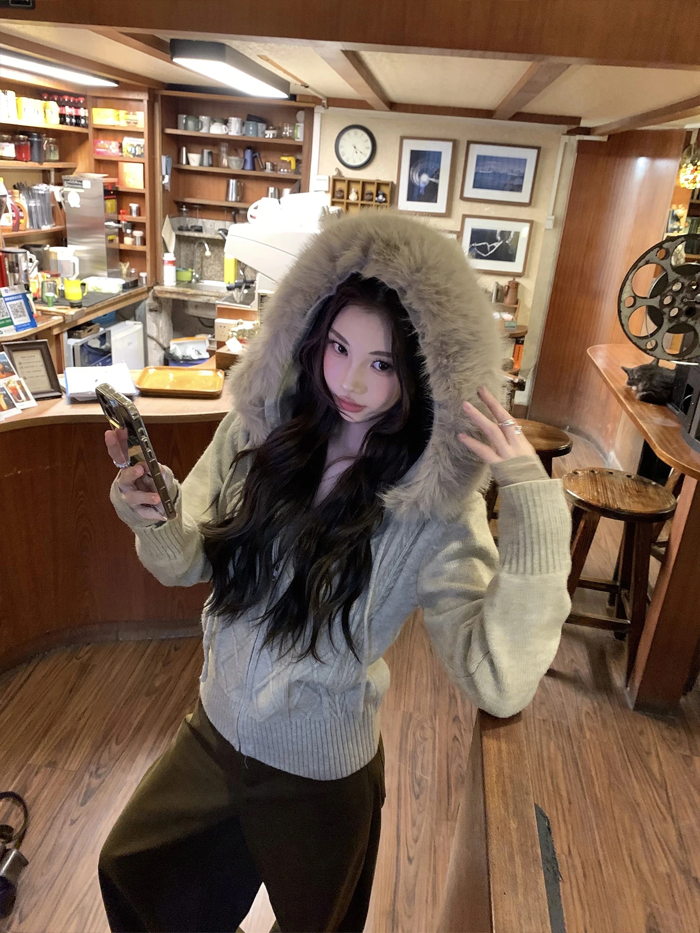 Корейское свободное вязаное пальто-свитер с капюшоном и длинными рукавами для женщин, зимняя новинка, теплая верхняя одежда с воротником из искусственного меха
Корейское свободное вязаное пальто-свитер с капюшоном и длинными рукавами для женщин, зимняя новинка, теплая верхняя одежда с воротником из искусственного меха