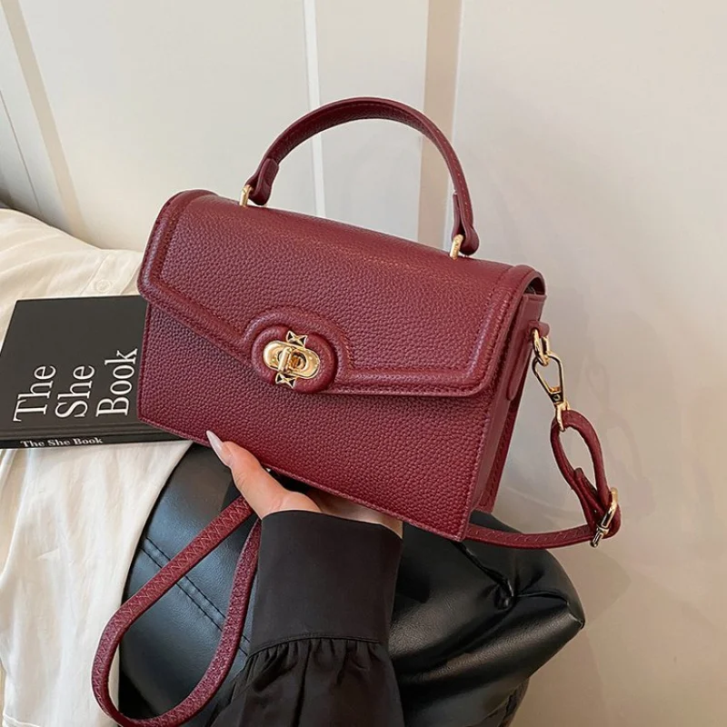 Популярная классическая кожаная женская сумка высокого класса, роскошная брендовая элегантная повседневная сумка модного дизайна
Популярная классическая кожаная женская сумка высокого класса, роскошная брендовая элегантная повседневная сумка модного дизайна