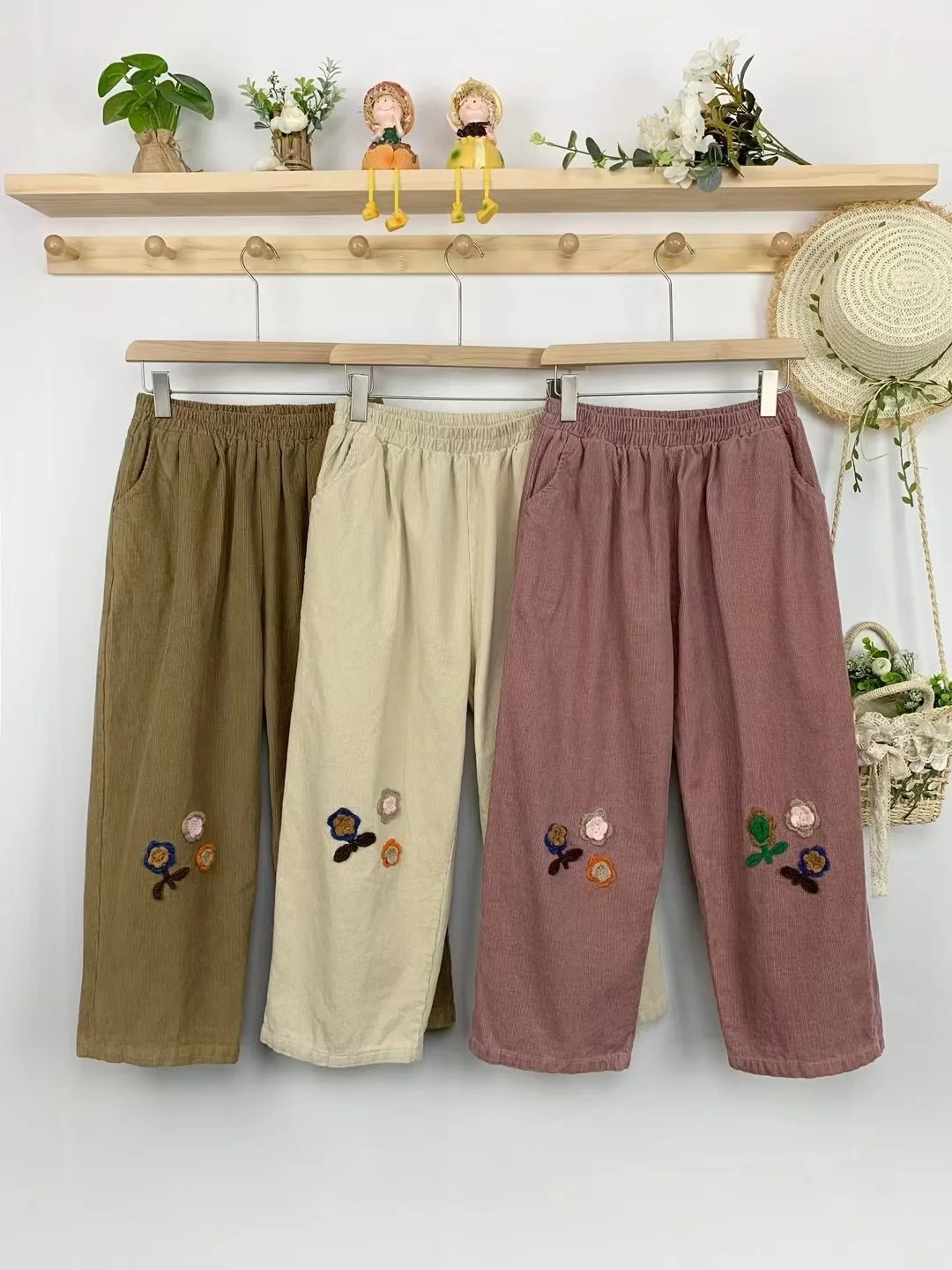 Женские широкие брюки из хлопкового вельвета с эластичным поясом, свободного кроя, длиной до колена, с цветочным декором, осенние, повседневные, в стиле Sweet Sle
Женские широкие брюки из хлопкового вельвета с эластичным поясом, свободного кроя, длиной до колена, с цветочным декором, осенние, повседневные, в стиле Sweet Sle