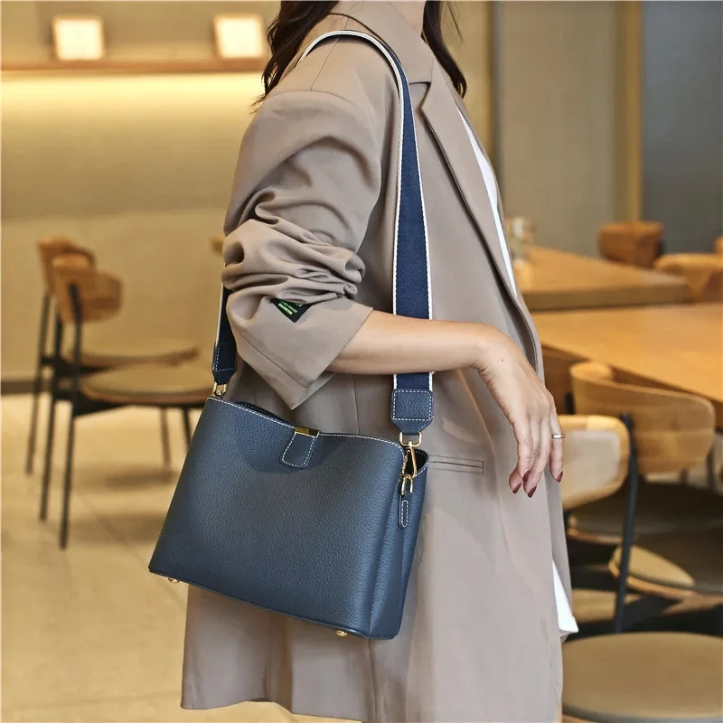 Women's Genuine Leather Solid Color Bag Female New Luxury Handbag Ladies' Casual Shoulder Bag Crossbody Messenger for Girls
Women's Genuine Leather Solid Color Bag Female New Luxury Handbag Ladies' Casual Shoulder Bag Crossbody Messenger for Girls