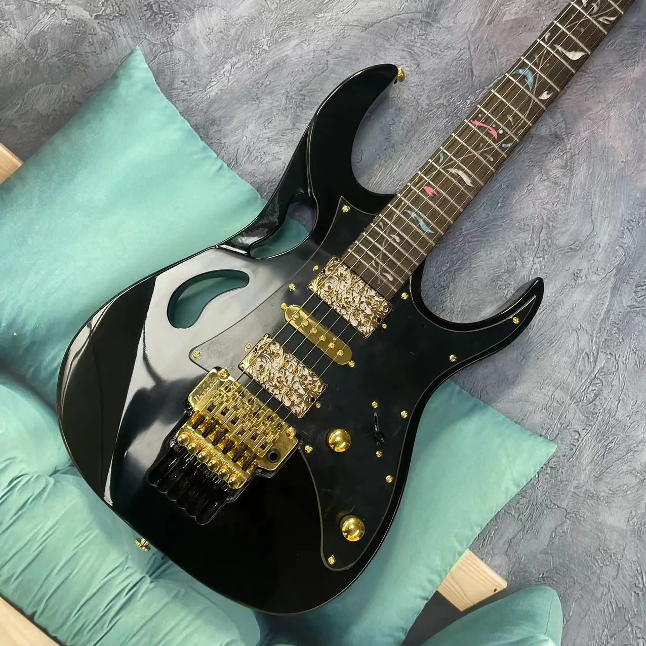 New 6-string split electric guitar, black body, maple track, carved pickup, physical shooting, supports one piece shipping, can
New 6-string split electric guitar, black body, maple track, carved pickup, physical shooting, supports one piece shipping, can
