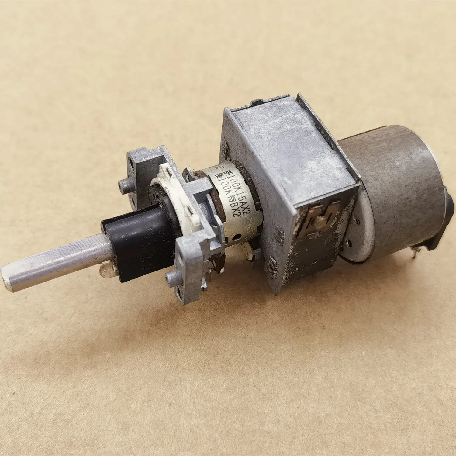 Hot Spot 121P 100K15AX2 100KBX2 13Pin Quadruple Motor Potentiometer With Lamp (SWITCH)
Hot Spot 121P 100K15AX2 100KBX2 13Pin Quadruple Motor Potentiometer With Lamp (SWITCH)