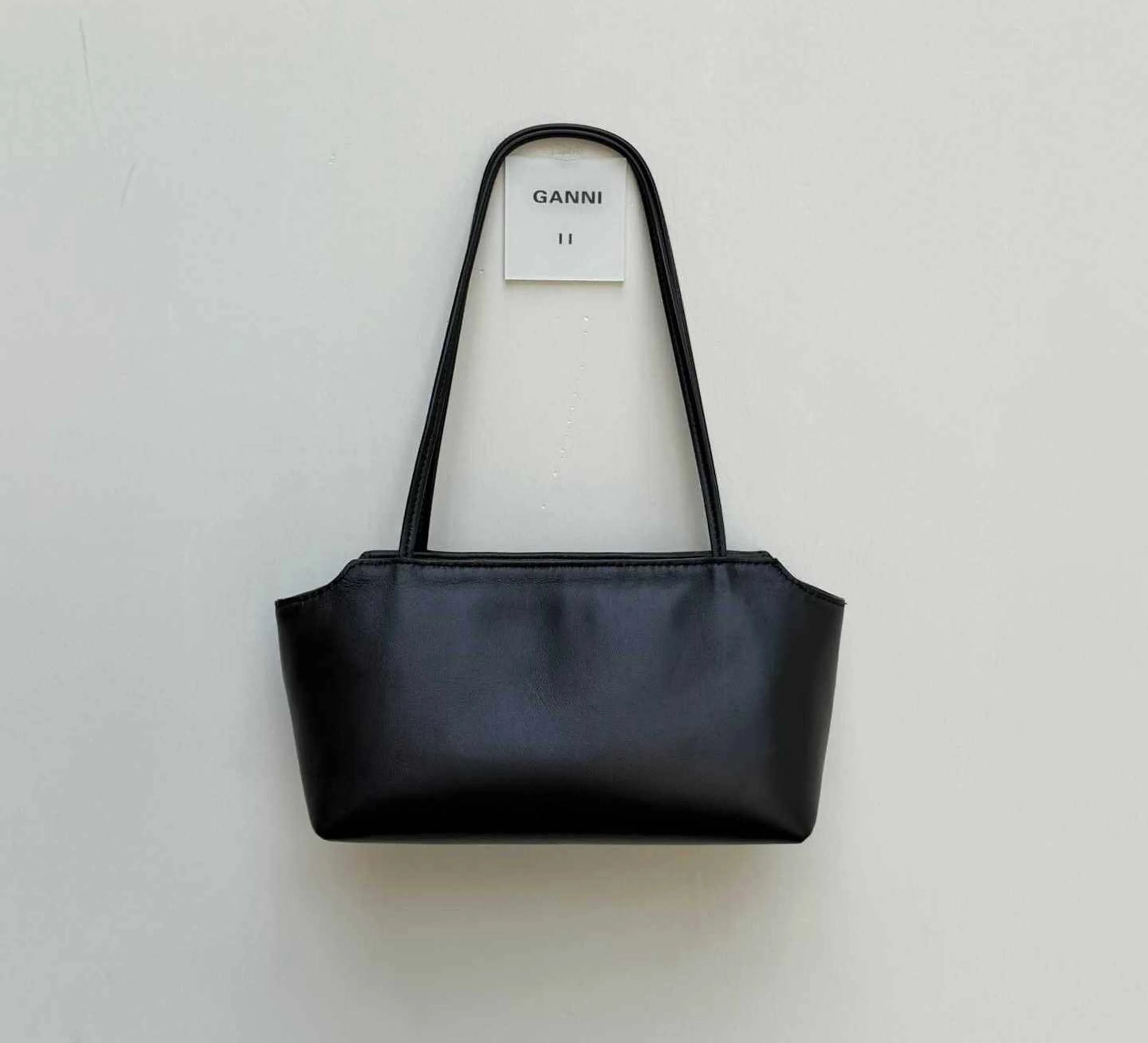 Popular new work handbag, delicate mini bag, niche classy women's shoulder bag, versatile black summer hand purse
Popular new work handbag, delicate mini bag, niche classy women's shoulder bag, versatile black summer hand purse
