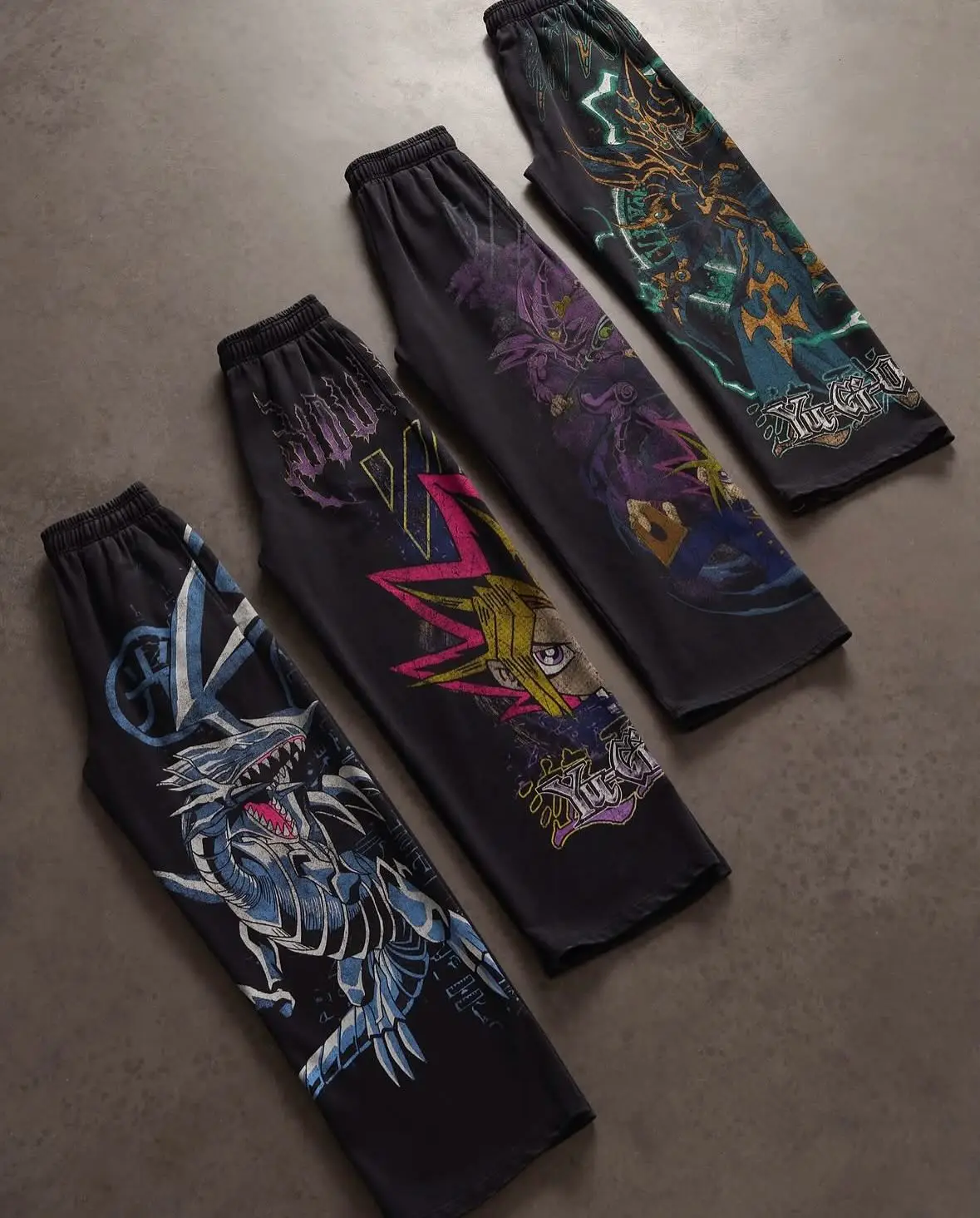 Американские спортивные брюки с принтом Yu-Gi-Oh, мужские и женские спортивные брюки y2k, уличная одежда в стиле хип-хоп 2021, женские брюки для бега, брюки y2k
Американские спортивные брюки с принтом Yu-Gi-Oh, мужские и женские спортивные брюки y2k, уличная одежда в стиле хип-хоп 2021, женские брюки для бега, брюки y2k