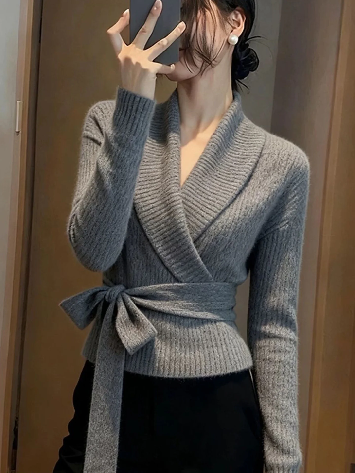 Thiened Long Sve V-Ne Knitted Sweater Belted Waist Commute Women's Soft Pure Color Top Winter 2025 Poetic Lin
Thiened Long Sve V-Ne Knitted Sweater Belted Waist Commute Women's Soft Pure Color Top Winter 2025 Poetic Lin