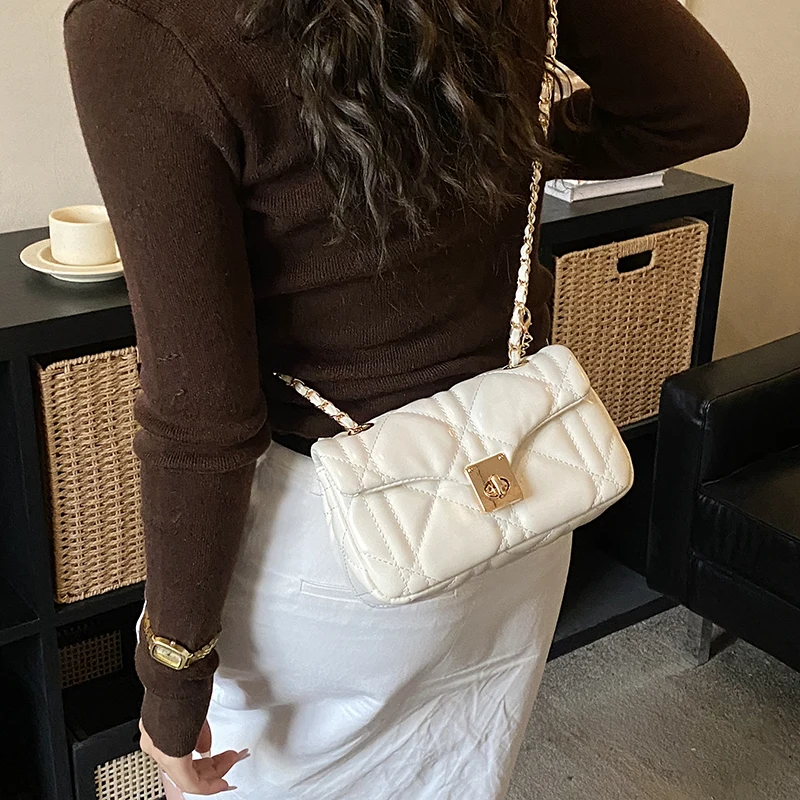 British Style Chain Ladies Shoulder Bag Embroidered Diamond Grid Mini Square Bag Crossbody Bag for Women
British Style Chain Ladies Shoulder Bag Embroidered Diamond Grid Mini Square Bag Crossbody Bag for Women
