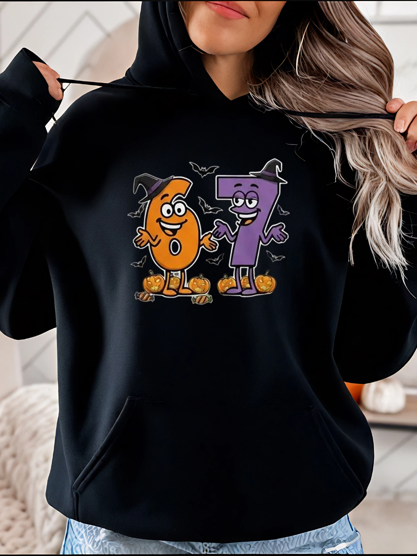 Halloween Hoodie with Cartoon Numbers 0 and 7 Print, Black Pullover Sweatshirt for Women, Casual Autumn Wear
Halloween Hoodie with Cartoon Numbers 0 and 7 Print, Black Pullover Sweatshirt for Women, Casual Autumn Wear