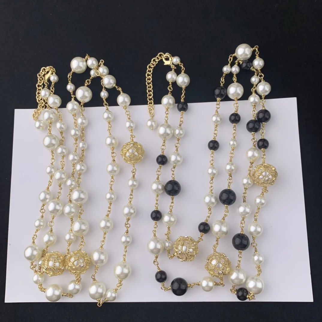 European and American fashion spherical black and white pearl long necklace sweater chain
European and American fashion spherical black and white pearl long necklace sweater chain