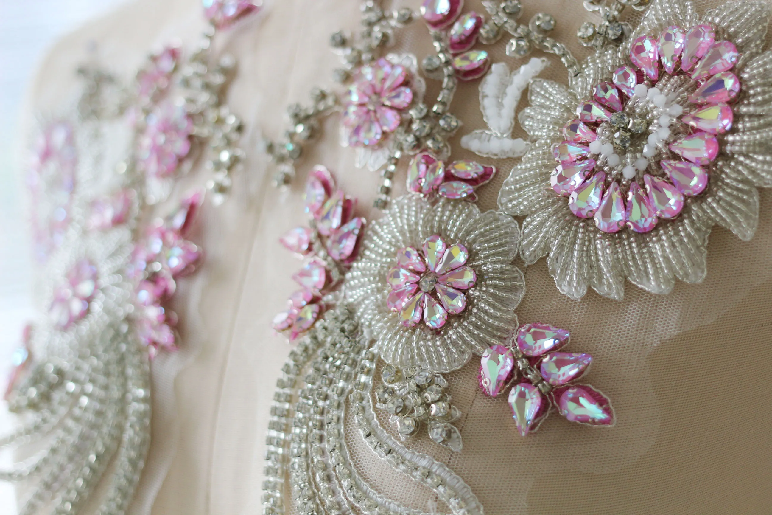 Lilac Rhinestone Beaded Lace Applique Pair , Wedding Gown Bridal Emebllishment Accessories ,Crystal Bead Birdal
Lilac Rhinestone Beaded Lace Applique Pair , Wedding Gown Bridal Emebllishment Accessories ,Crystal Bead Birdal