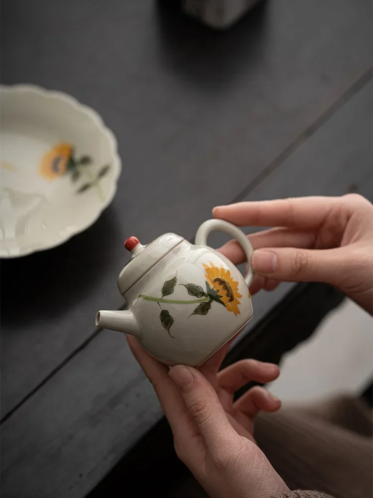 120Ml Small Capacity Retro Style Wood Gray Porcelain Hand-Drawn Sunflower Tea Pot Household Ceramic Kung Fu Tea Set
120Ml Small Capacity Retro Style Wood Gray Porcelain Hand-Drawn Sunflower Tea Pot Household Ceramic Kung Fu Tea Set