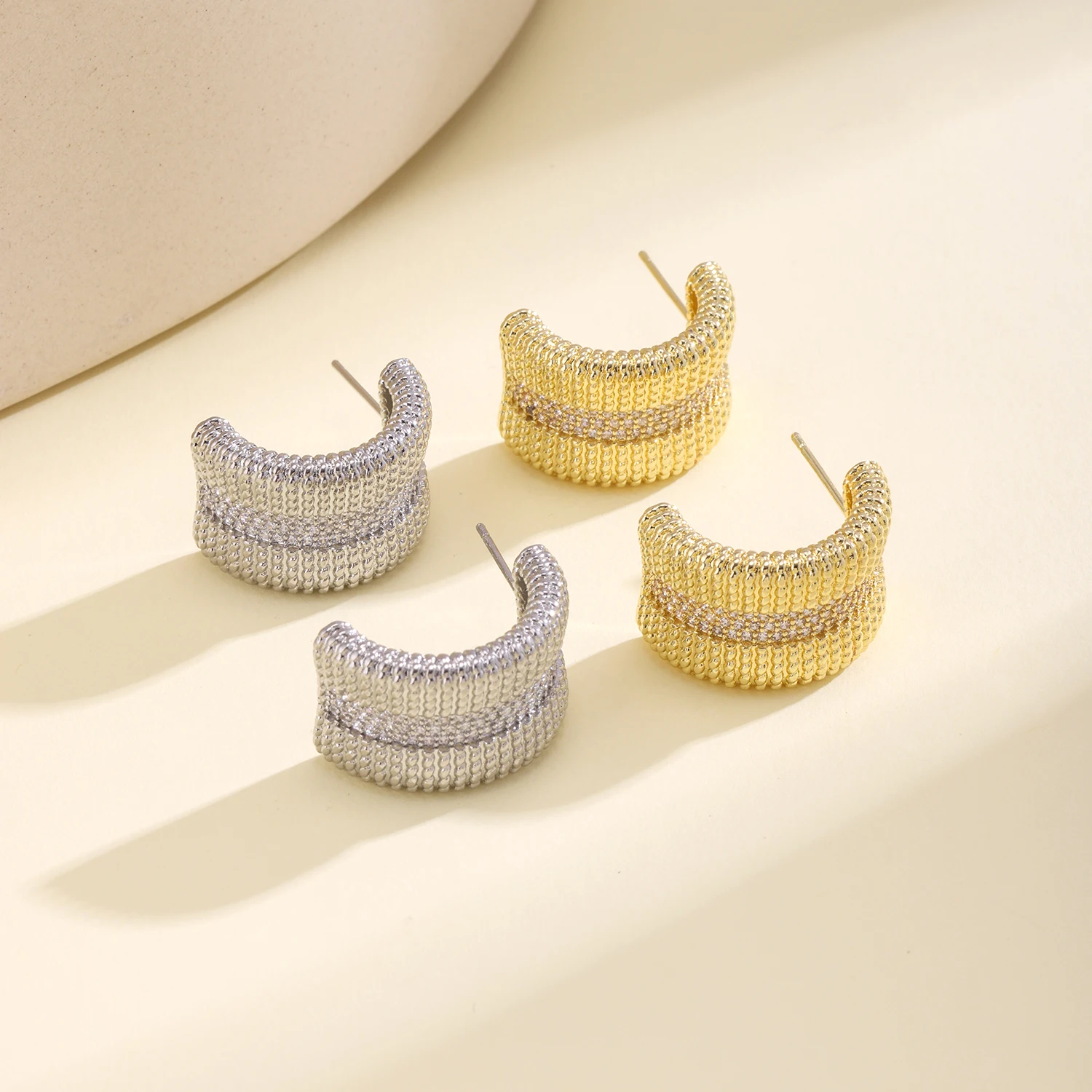 AIBEF Luxury Vintage C-Shaped Hoop Earrings with Zircon Inlay Twisted Earrings for Women Girls Fashion Daily Wear Jewelry
AIBEF Luxury Vintage C-Shaped Hoop Earrings with Zircon Inlay Twisted Earrings for Women Girls Fashion Daily Wear Jewelry