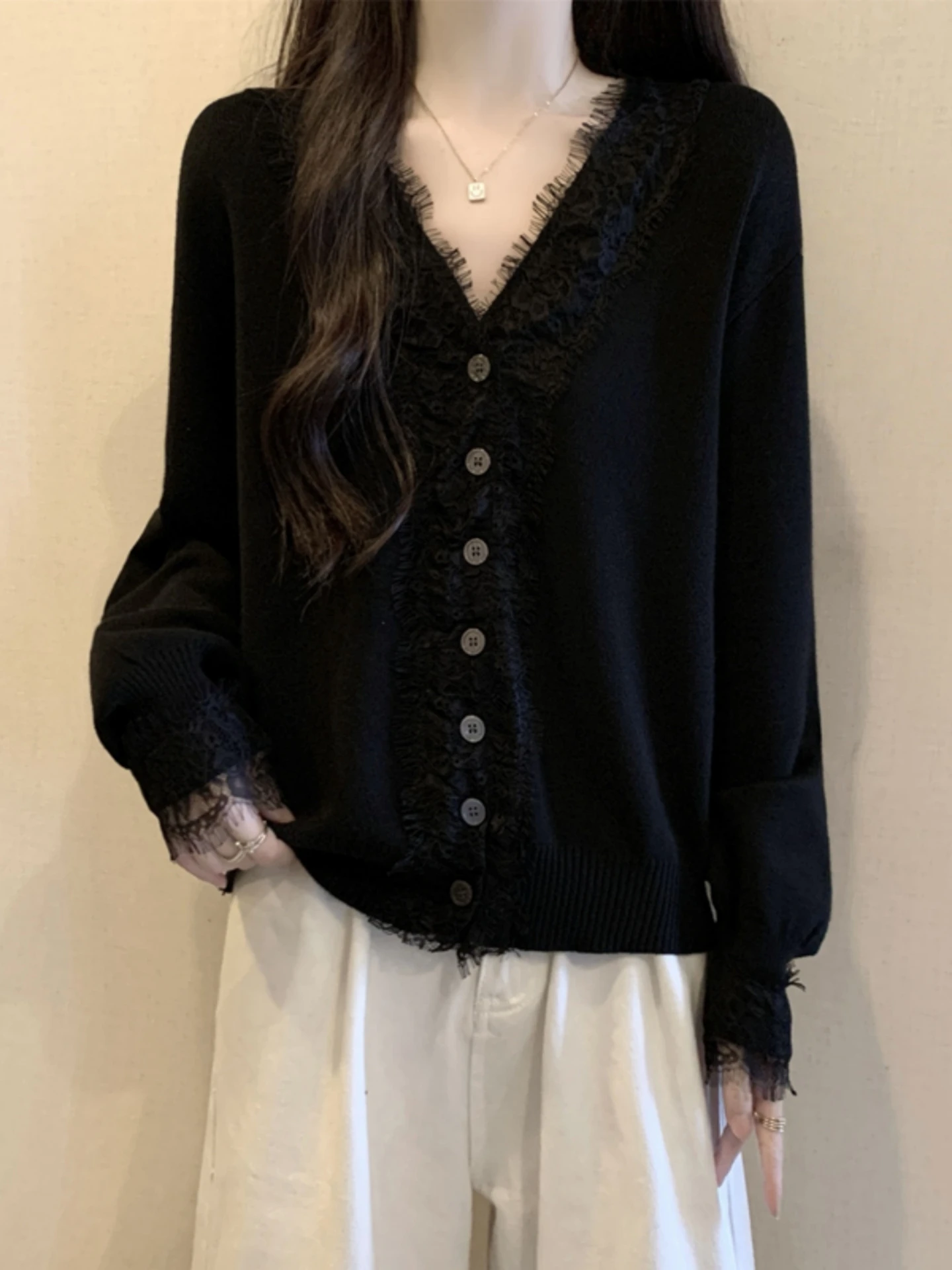 Black Lace Splice V-neck Knitted Open Cardigan Women's Spring Autumn plus Size Slimming High-end Personality Top
Black Lace Splice V-neck Knitted Open Cardigan Women's Spring Autumn plus Size Slimming High-end Personality Top