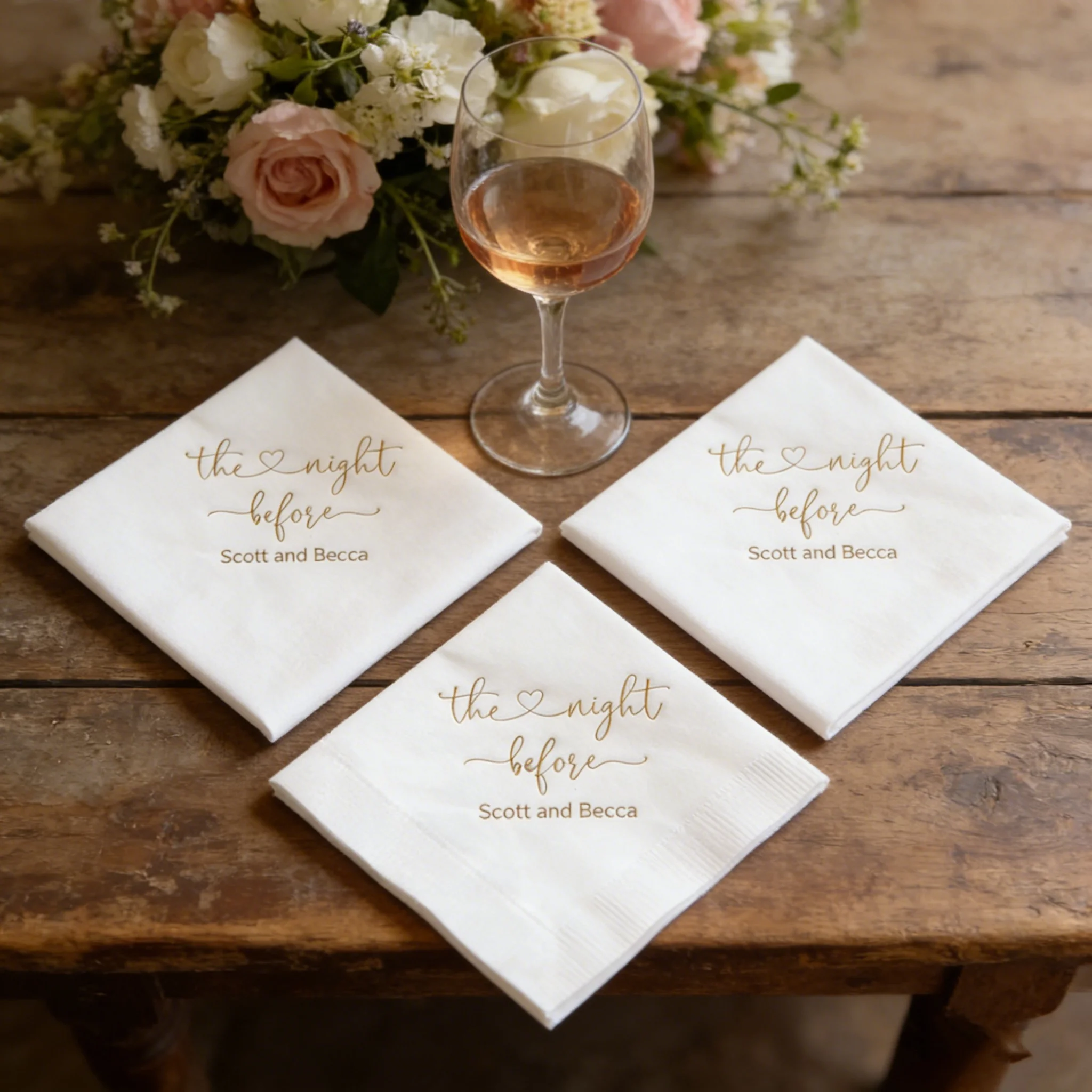 Индивидуальные салфетки с фольгированным тиснением для репетиционного банкета "The Night Before" - Персонализированные салфетки для напитков, коктейлей, ланча и ужина для гостей
Индивидуальные салфетки с фольгированным тиснением для репетиционного банкета "The Night Before" - Персонализированные салфетки для напитков, коктейлей, ланча и ужина для гостей