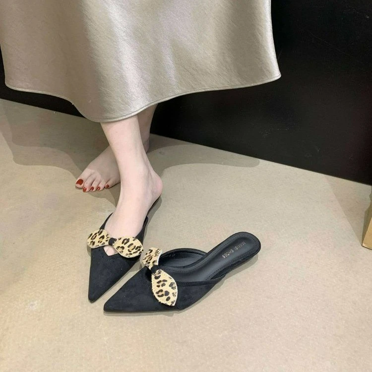 Gentle Wind Low-Heel Bow Closed-Toe Half-Slipper for Women 2026 Spring Summer New One-Step-On Pointed-Toe Mule Shoes
Gentle Wind Low-Heel Bow Closed-Toe Half-Slipper for Women 2026 Spring Summer New One-Step-On Pointed-Toe Mule Shoes