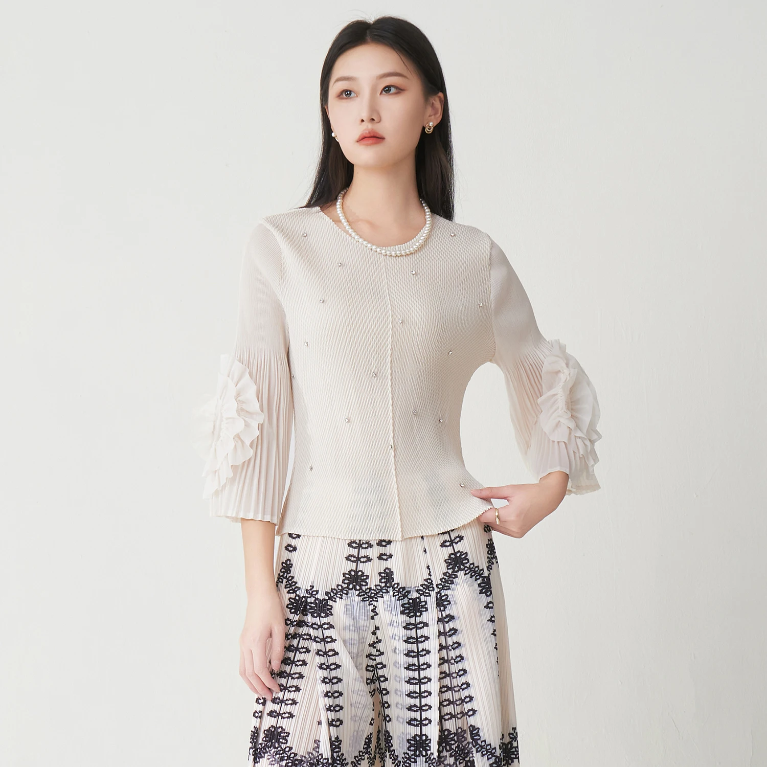2025 Autumn New Women's Elegant Tops Design Sense Nail Diamond Fashion Miyake Pleated Long-sleeved Shirt
2025 Autumn New Women's Elegant Tops Design Sense Nail Diamond Fashion Miyake Pleated Long-sleeved Shirt