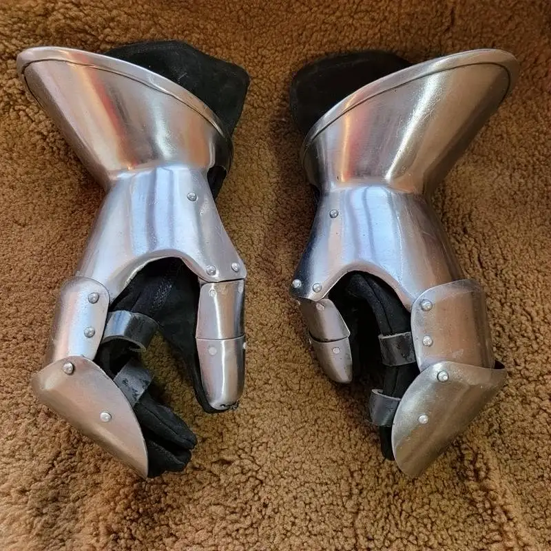 -Medieval European Knight Plate Armor Iron Gloves Milan Italian Armor Real Man Wear
-Medieval European Knight Plate Armor Iron Gloves Milan Italian Armor Real Man Wear
