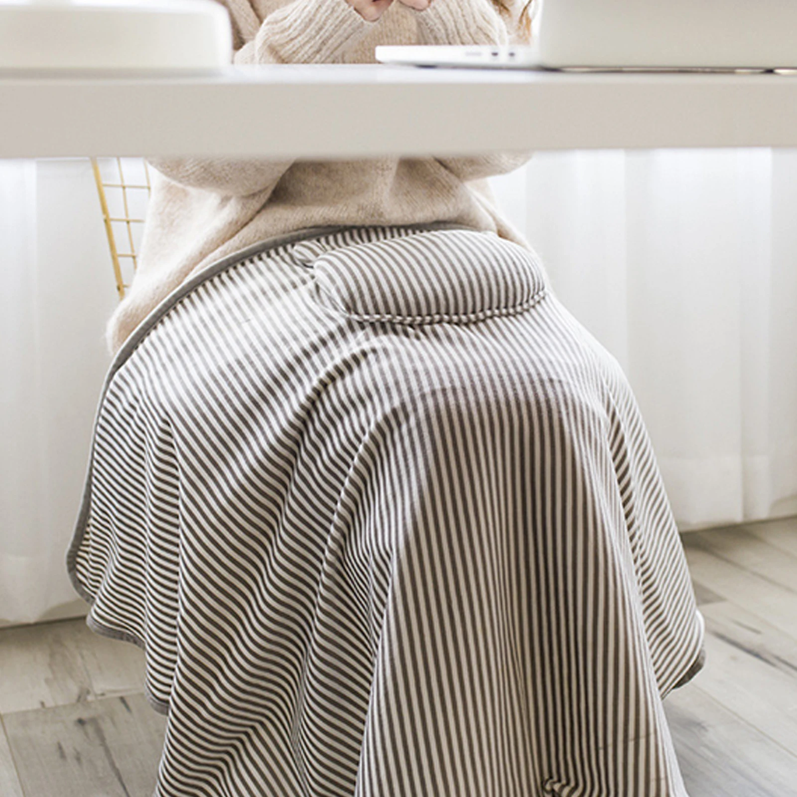 Electric Heated Blanket Soft Warmth Outdoor Office Use Small Size Heating Blankets Electric Blanket Single Person
Electric Heated Blanket Soft Warmth Outdoor Office Use Small Size Heating Blankets Electric Blanket Single Person