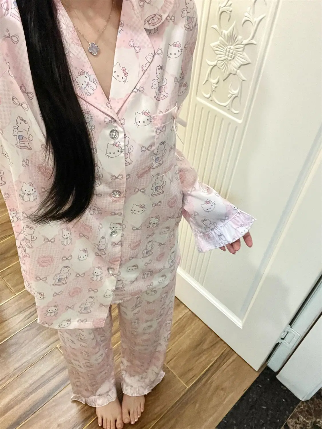 Женский милый пижамный комплект Hello Kitty — одежда для дома с длинными рукавами и брюками весна/осень, милая одежда для дома и улицы
Женский милый пижамный комплект Hello Kitty — одежда для дома с длинными рукавами и брюками весна/осень, милая одежда для дома и улицы