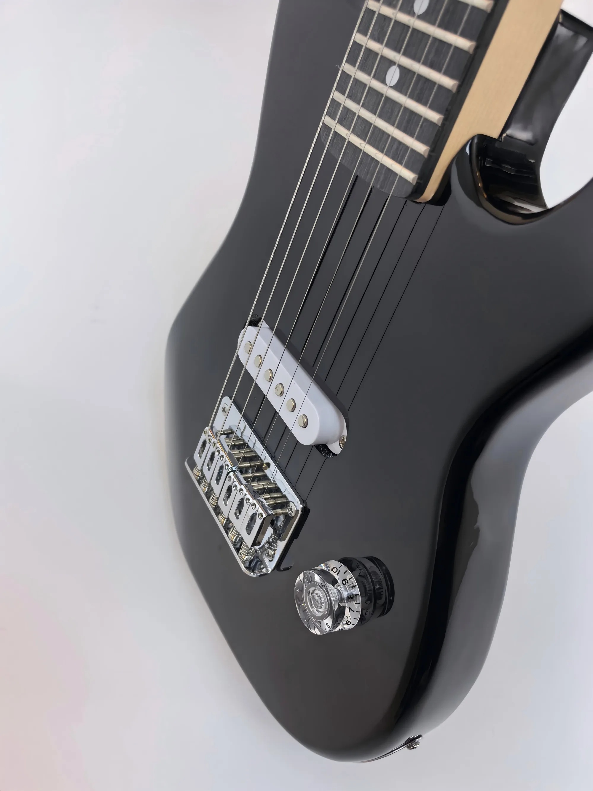 Factory directly selling, customizable, 24-inch mini 6 string electric guitar, Yamaha body, maple neck. In Stock!
Factory directly selling, customizable, 24-inch mini 6 string electric guitar, Yamaha body, maple neck. In Stock!