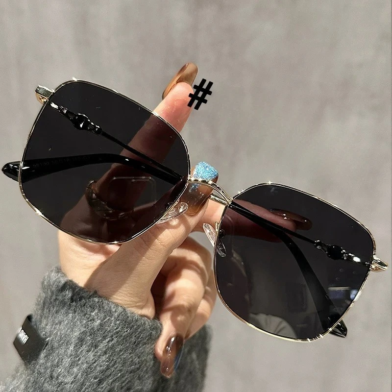 Korean-style fashionable and simple square-framed sunglasses for women, street style, decorative, sun protection sunglasses
Korean-style fashionable and simple square-framed sunglasses for women, street style, decorative, sun protection sunglasses