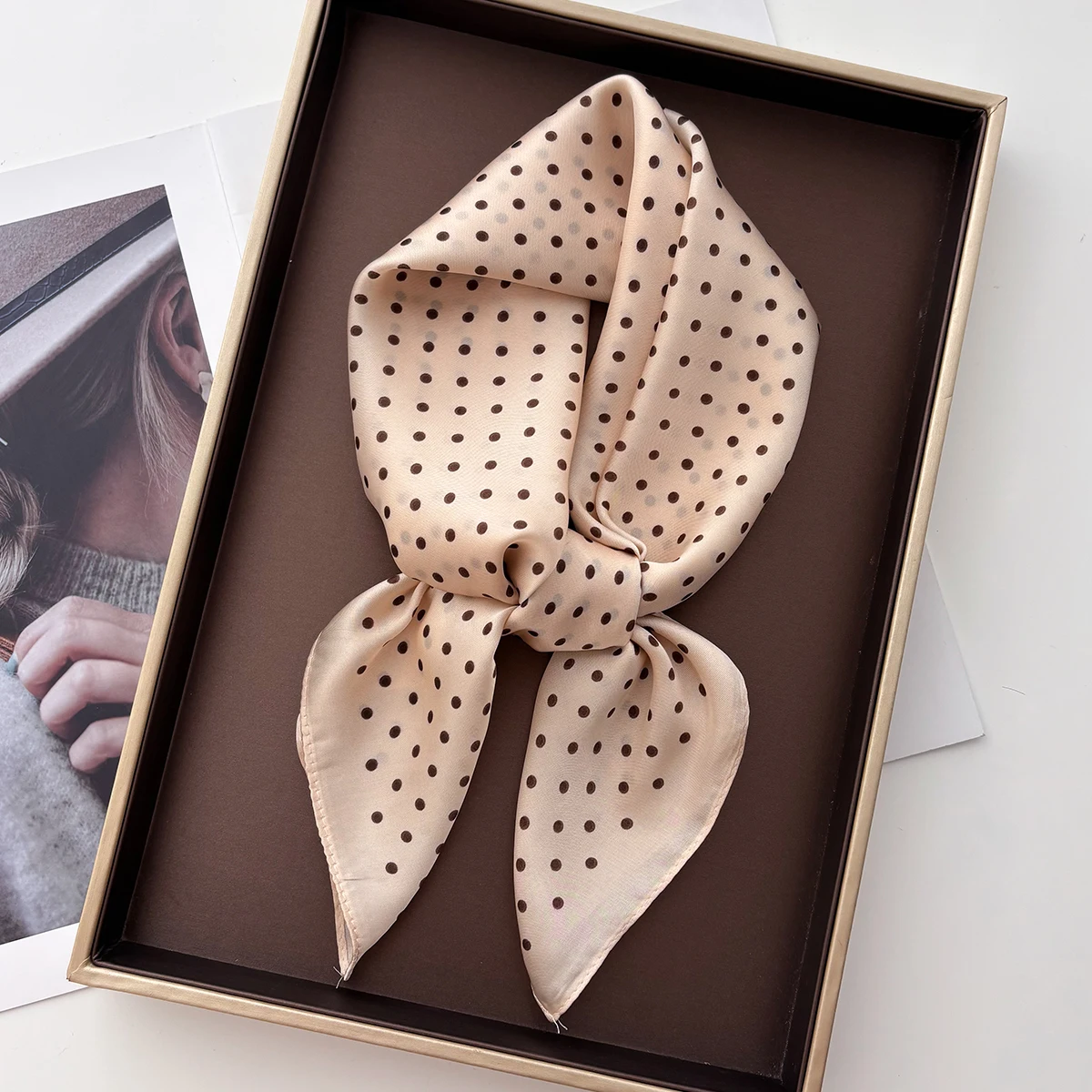 Роскошный шелковый квадратный шарф в горошек для женщин, шаль с принтом на шею, элегантный шейный платок, банданы, хиджаб, мягкий женский шарф с пятнами
Роскошный шелковый квадратный шарф в горошек для женщин, шаль с принтом на шею, элегантный шейный платок, банданы, хиджаб, мягкий женский шарф с пятнами