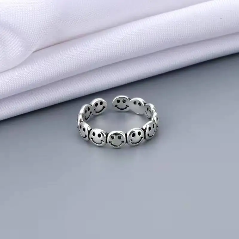 INS Classic Smiling Face Women's Ring Men's Ring Korean Smiling Circle Opening Y2K Accessories Couple Hip Hop Punk Jewelry Gift
INS Classic Smiling Face Women's Ring Men's Ring Korean Smiling Circle Opening Y2K Accessories Couple Hip Hop Punk Jewelry Gift