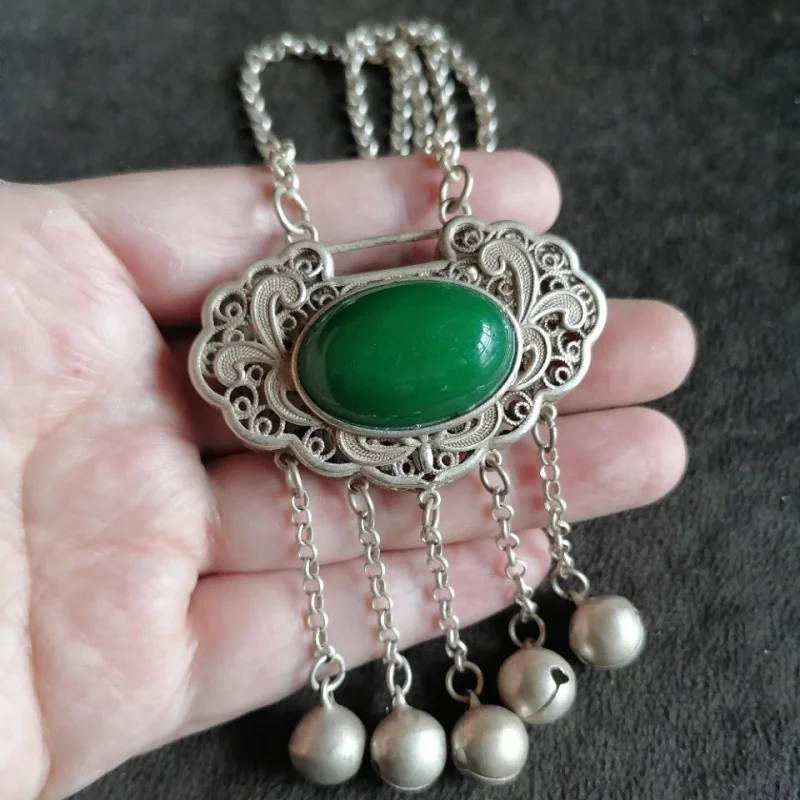 Тибетское ретро-регенерированное старое серебро, инкрустированное зеленым драгоценным камнем, ожерелье с замком мира, богатства
Тибетское ретро-регенерированное старое серебро, инкрустированное зеленым драгоценным камнем, ожерелье с замком мира, богатства