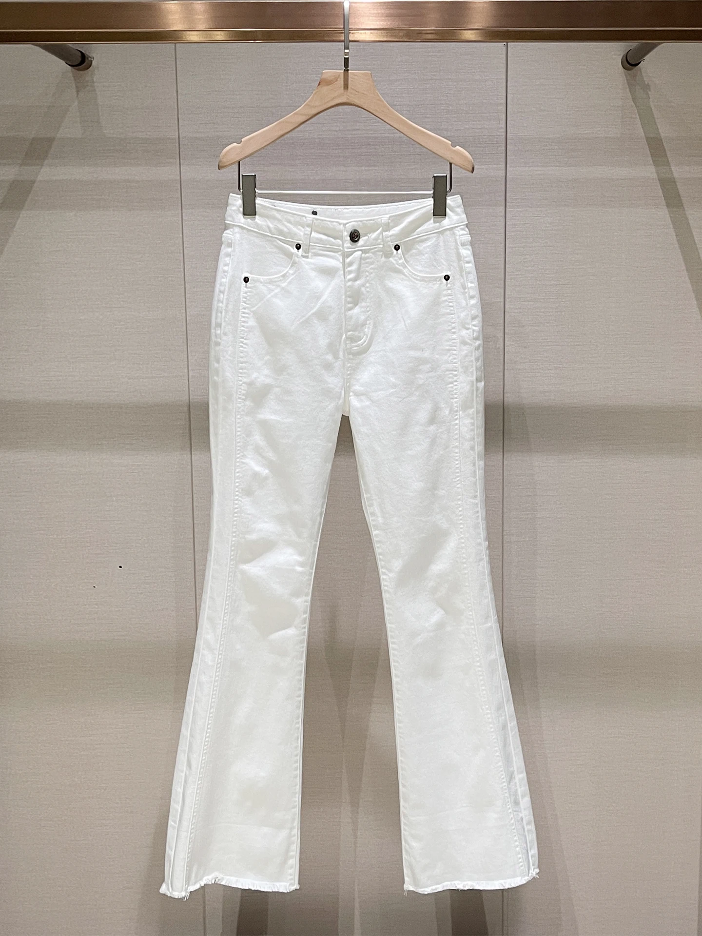 Женские джинсы Ele с высокой талией, облегающие, белые, из денима, модные, весна-осень-зима, новинка, маленький размер, расклешенные, длинные
Женские джинсы Ele с высокой талией, облегающие, белые, из денима, модные, весна-осень-зима, новинка, маленький размер, расклешенные, длинные