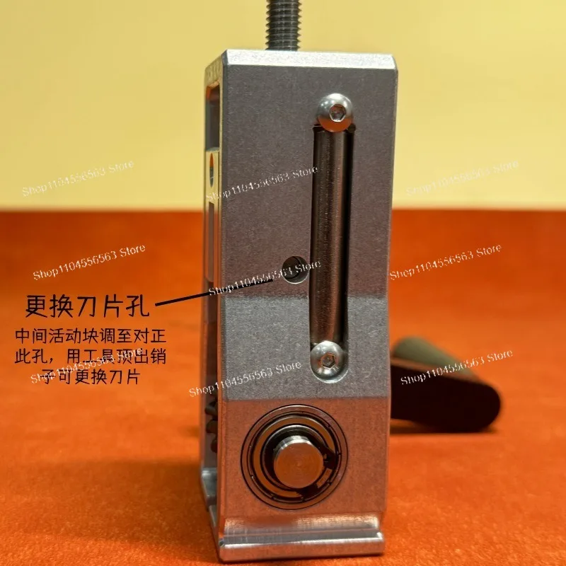 The new quick-change-tooling small wire stripping machine can be used with electric drills and hand cranks for stripping wires.
The new quick-change-tooling small wire stripping machine can be used with electric drills and hand cranks for stripping wires.