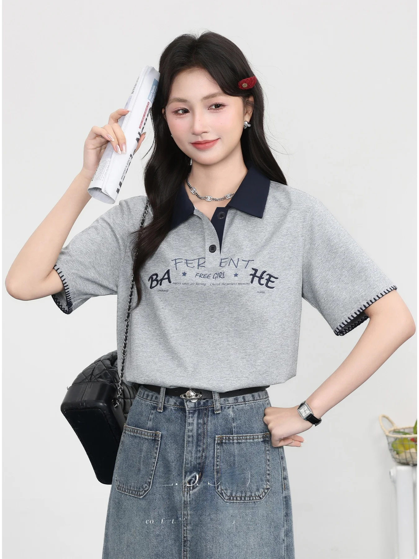 Zhang Soda 2025 Summer New Grey Collar Slimming Short Sleeve T-Shirt Women Loose Fit Shoulder Level Top Fashion Style
Zhang Soda 2025 Summer New Grey Collar Slimming Short Sleeve T-Shirt Women Loose Fit Shoulder Level Top Fashion Style