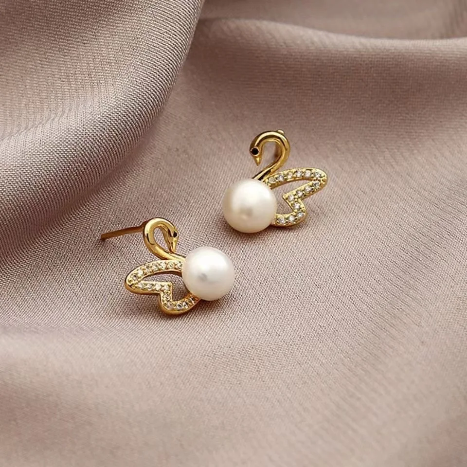 Korean Fashion Swan Pearl Stud Earrings For Women French Luxury Zircon Animal Earrings Trending Party Banquet Jewelry Gifts
Korean Fashion Swan Pearl Stud Earrings For Women French Luxury Zircon Animal Earrings Trending Party Banquet Jewelry Gifts