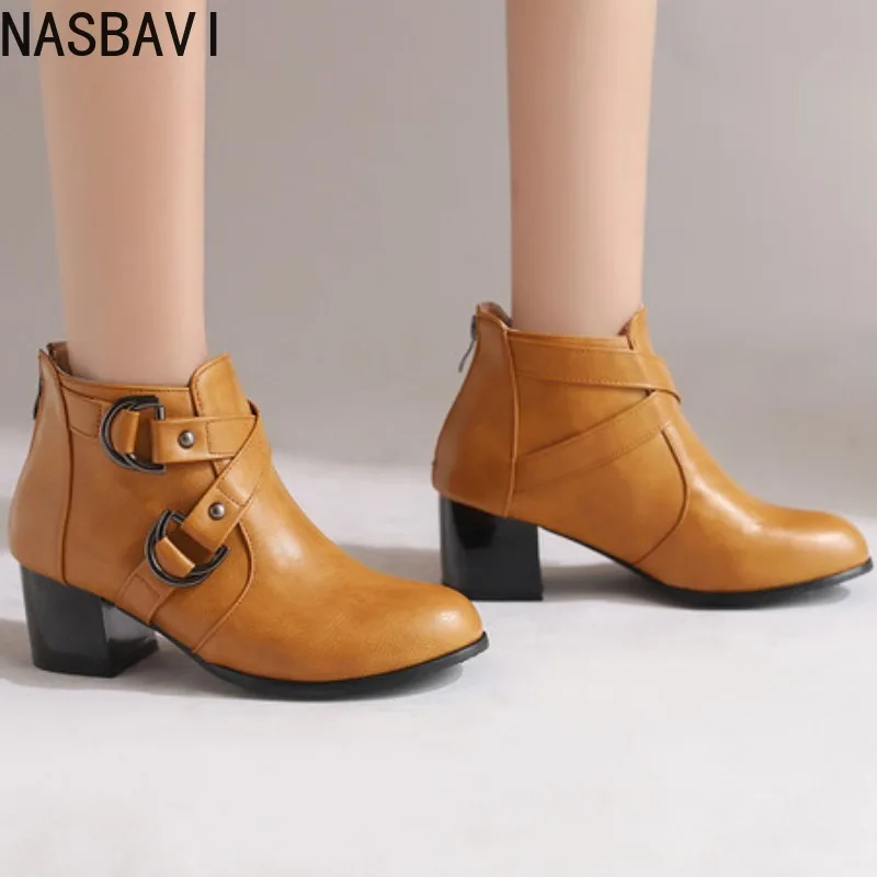 Осенне-зимние новые стильные модные женские ботинки на высоком каблуке, однотонные женские ботинки с круглой головкой и металлическим декором на квадратном каблуке
Осенне-зимние новые стильные модные женские ботинки на высоком каблуке, однотонные женские ботинки с круглой головкой и металлическим декором на квадратном каблуке