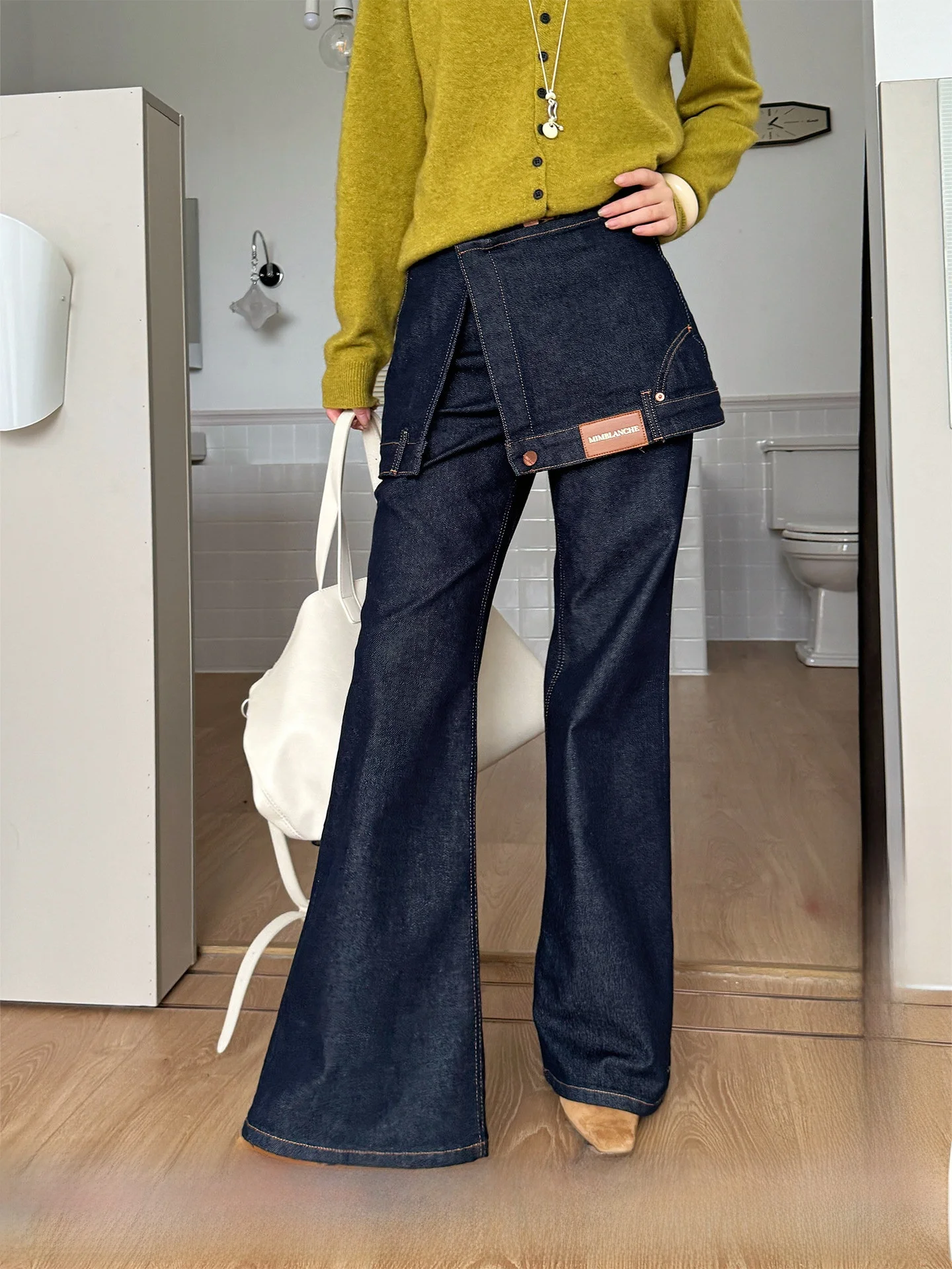 Джинсы-клеш MIMBLANCHE Casual из денима, коллекция DEARSOCUTE Handpied Boutique, женская мода, весна 2025
Джинсы-клеш MIMBLANCHE Casual из денима, коллекция DEARSOCUTE Handpied Boutique, женская мода, весна 2025