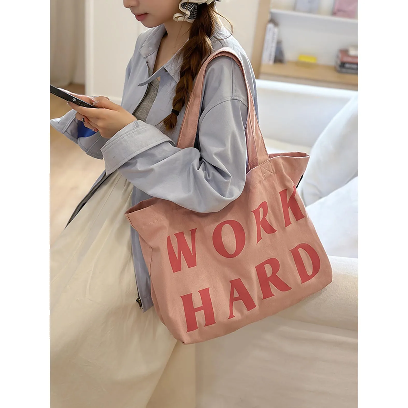 2025 New Canvas Bag Fashion Casual Letter Tote Bag Large Capacity Commuter Bag Single Shoulder Student Women's Backpack
2025 New Canvas Bag Fashion Casual Letter Tote Bag Large Capacity Commuter Bag Single Shoulder Student Women's Backpack