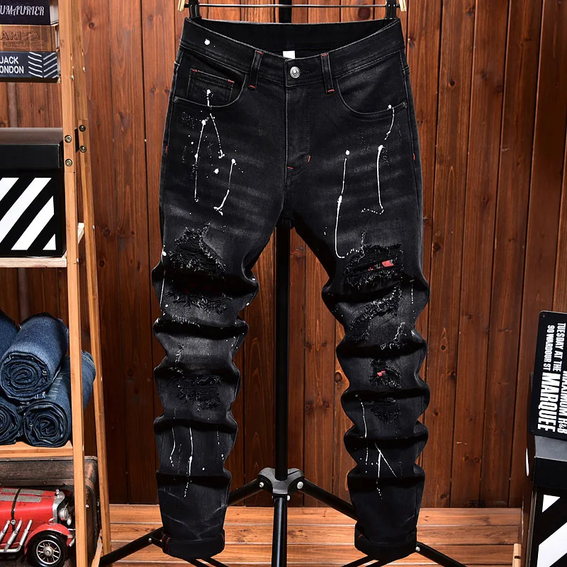 Персонализированные красивые мужские джинсы, осенняя модная корейская версия с рваными заплатками, красками, узкими брюками на маленьких штанах
Персонализированные красивые мужские джинсы, осенняя модная корейская версия с рваными заплатками, красками, узкими брюками на маленьких штанах