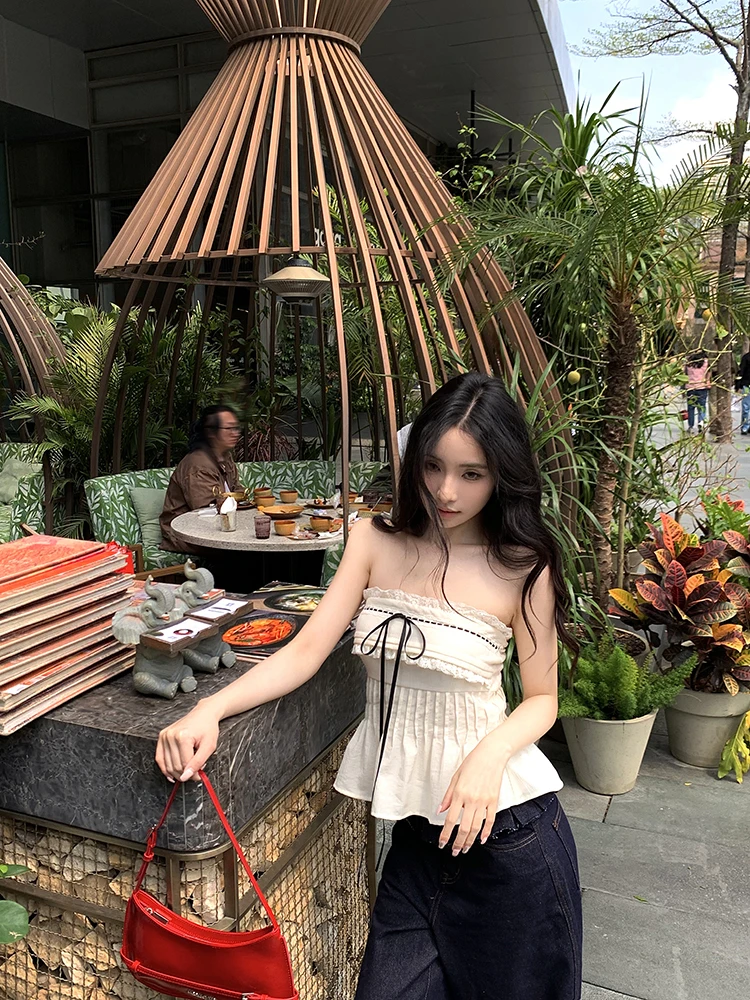 Women's Lace Splicing Design Unique Pure Desire Bow Strap Vest Summer 2025 Hot Spicy Girl Waist Cinching Slimming Top
Women's Lace Splicing Design Unique Pure Desire Bow Strap Vest Summer 2025 Hot Spicy Girl Waist Cinching Slimming Top