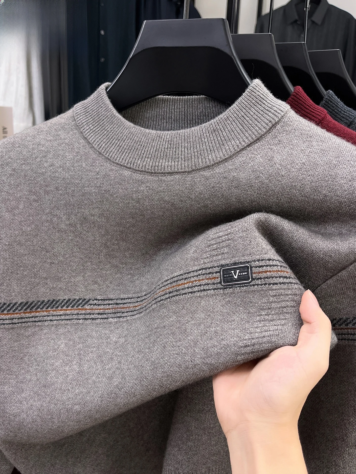 Мужской утепленный шерстяной вязаный свитер с высоким воротником, зимняя теплая базовая футболка, модная повседневная модель с длинным рукавом
Мужской утепленный шерстяной вязаный свитер с высоким воротником, зимняя теплая базовая футболка, модная повседневная модель с длинным рукавом