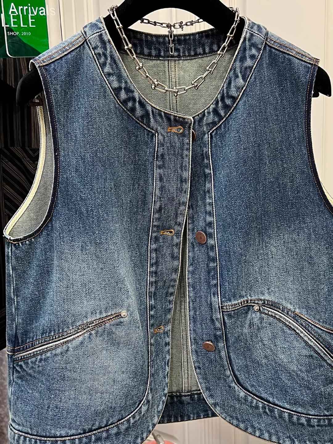 Джинсовая куртка большого размера 300 Pou в винтажном стиле, осенняя новинка, с круглым вырезом и подплечниками
Джинсовая куртка большого размера 300 Pou в винтажном стиле, осенняя новинка, с круглым вырезом и подплечниками