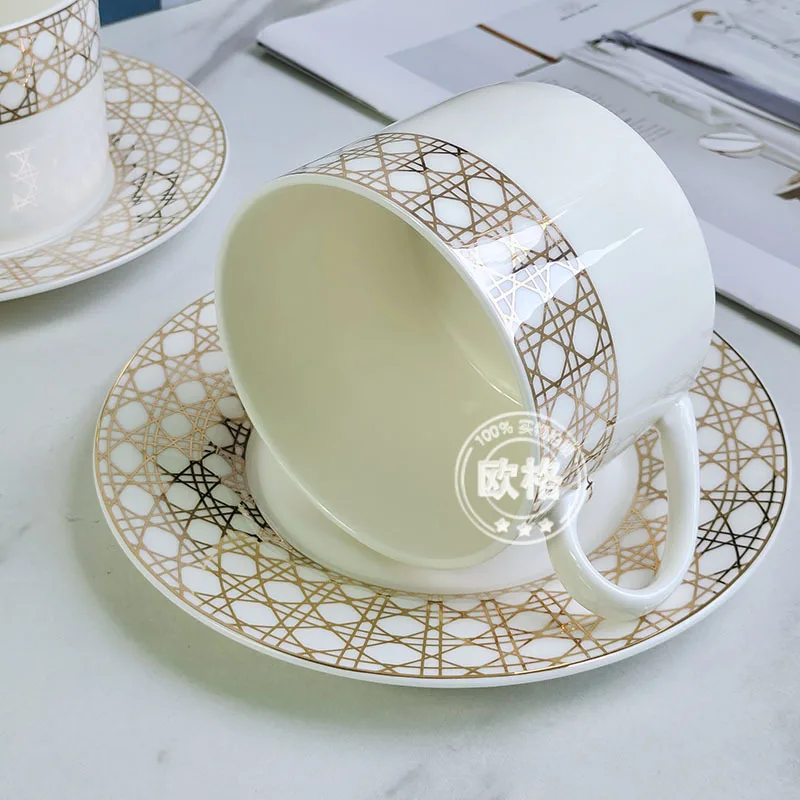 Кофейные чашки в известном стиле, тарелки, подарочные коробки из костяного фарфора, домашние рестораны, послеобеденный чай, кофейные чашки, тарелки
Кофейные чашки в известном стиле, тарелки, подарочные коробки из костяного фарфора, домашние рестораны, послеобеденный чай, кофейные чашки, тарелки