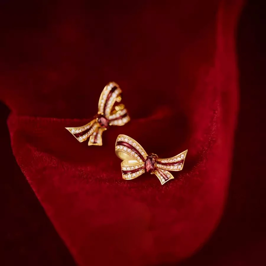 Серьги-гвоздики с бантом, гранат, красные рождественские серьги, подарочные легкие роскошные серьги High Sense
Серьги-гвоздики с бантом, гранат, красные рождественские серьги, подарочные легкие роскошные серьги High Sense