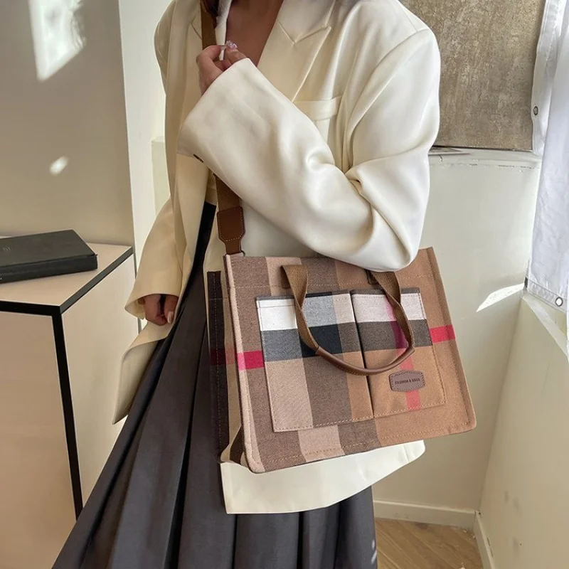 Модная кожаная женская сумка, роскошная брендовая известная дизайнерская элегантная сумка через плечо с гладкой текстурой, винтажная повседневная сумка  
Модная кожаная женская сумка, роскошная брендовая известная дизайнерская элегантная сумка через плечо с гладкой текстурой, винтажная повседневная сумка 