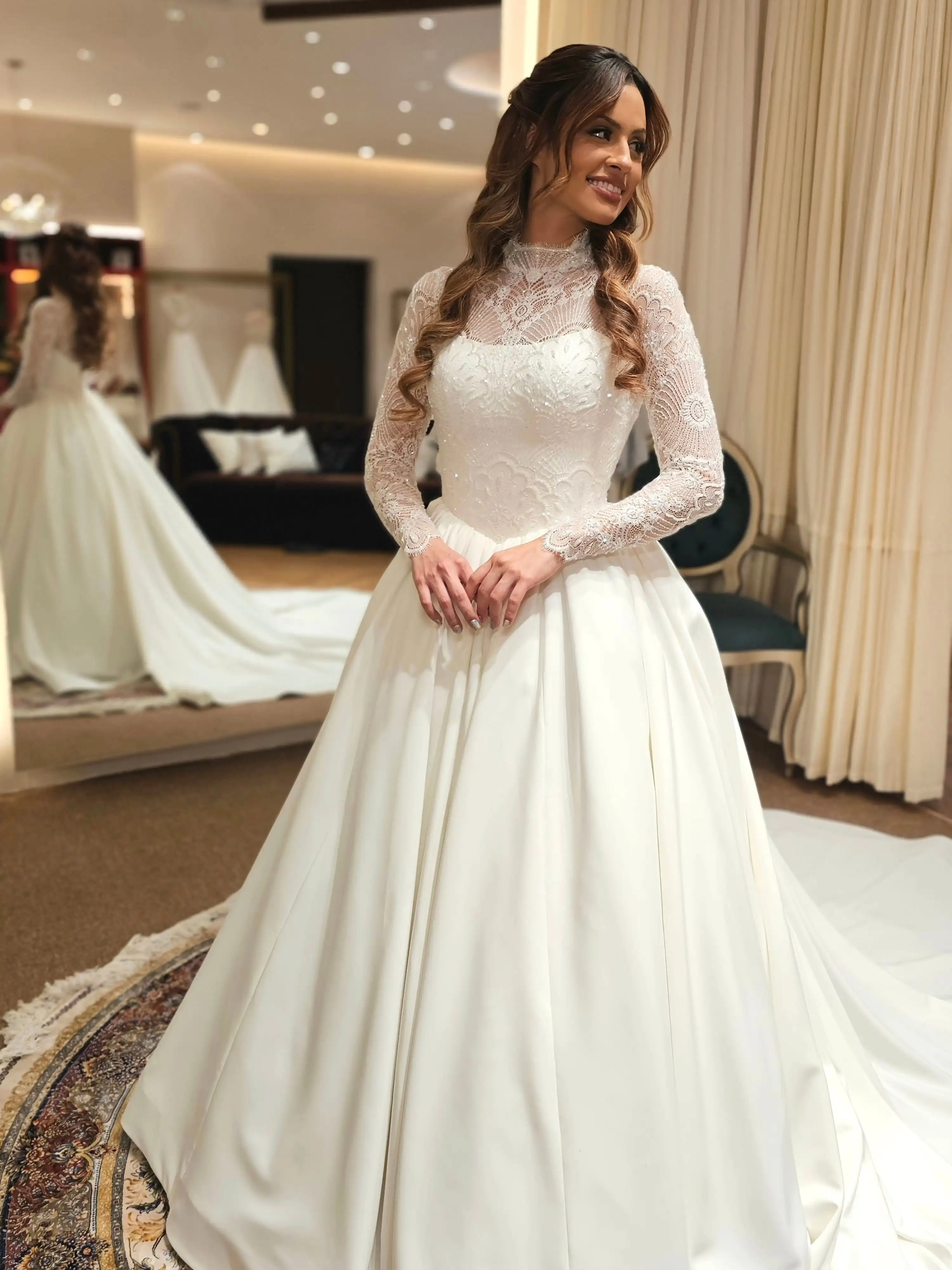 Customized High Neck Lace Long Sleeve Ball Gown Wedding Dress Satin Chapel Train Bridal Gown Vestidos De Novia
Customized High Neck Lace Long Sleeve Ball Gown Wedding Dress Satin Chapel Train Bridal Gown Vestidos De Novia