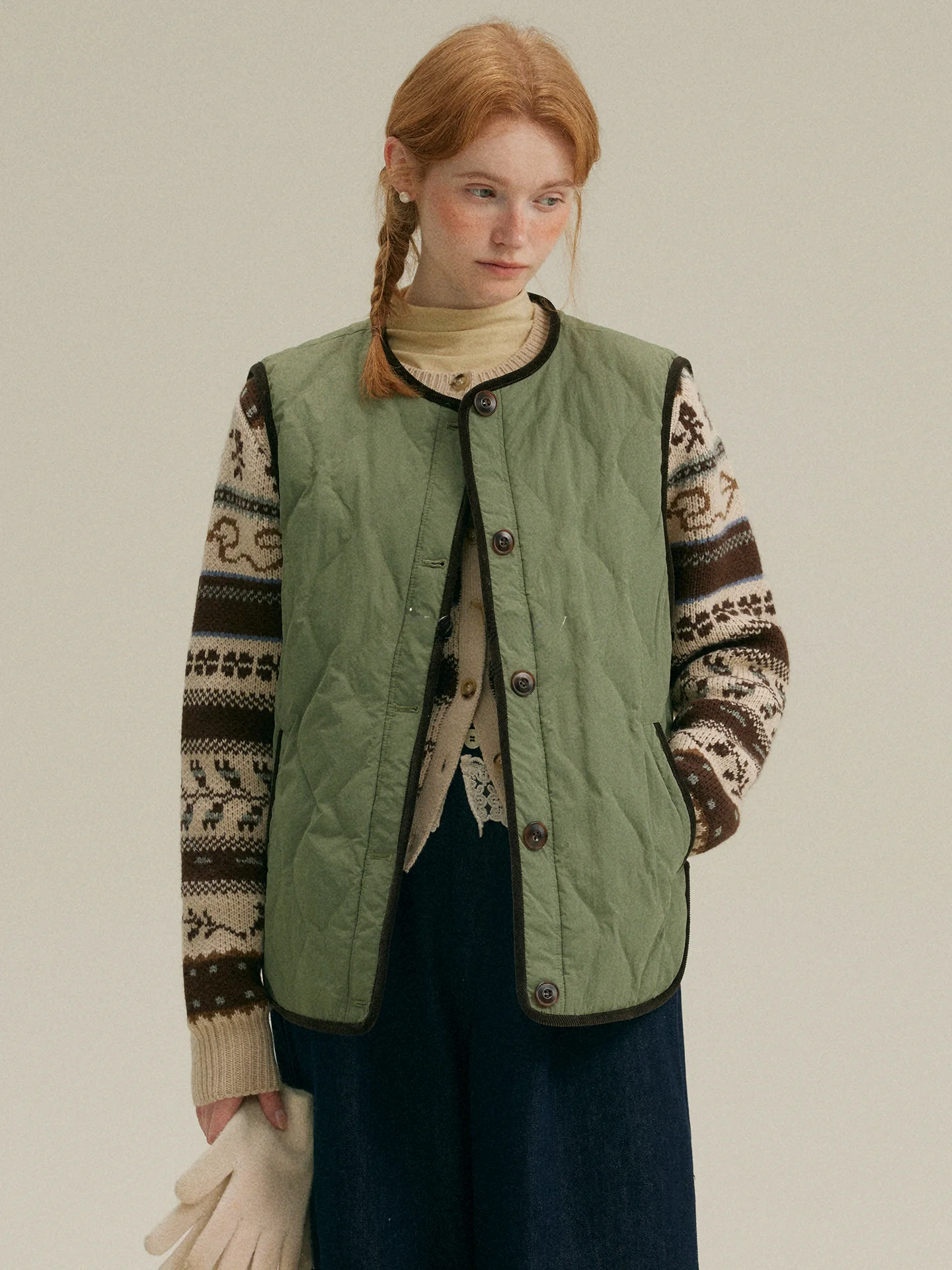 Rina Berry Commuter Sle, теплый свободный жилет на пуху, цвет Blo, жилет в стиле ретро с ромбовидным узором для женщин, нейлоновая ткань
Rina Berry Commuter Sle, теплый свободный жилет на пуху, цвет Blo, жилет в стиле ретро с ромбовидным узором для женщин, нейлоновая ткань