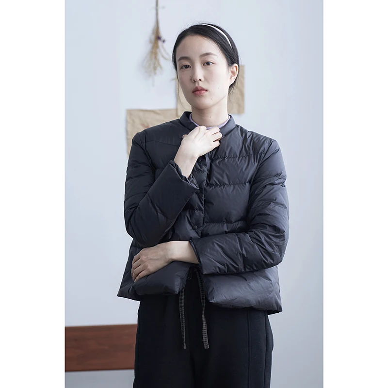 Short down jacket for women standing collar in autumn fashion with warm puffer down jacket
Short down jacket for women standing collar in autumn fashion with warm puffer down jacket