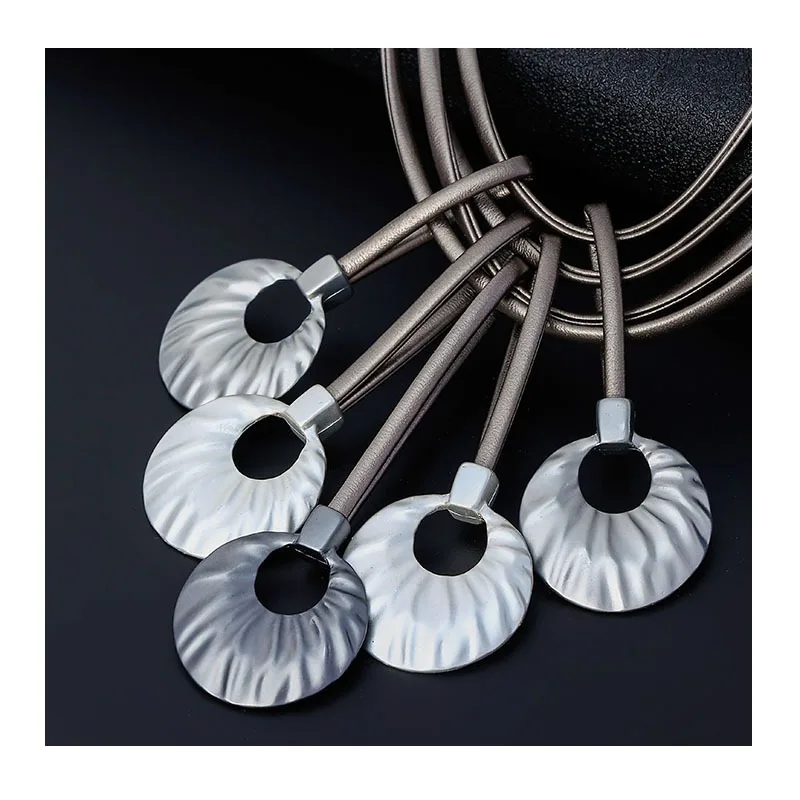 Explosive Simple High-end Sense Metal Fashion Foreign Trade Necklace Multi-layer Women's Collarbone Chain
Explosive Simple High-end Sense Metal Fashion Foreign Trade Necklace Multi-layer Women's Collarbone Chain