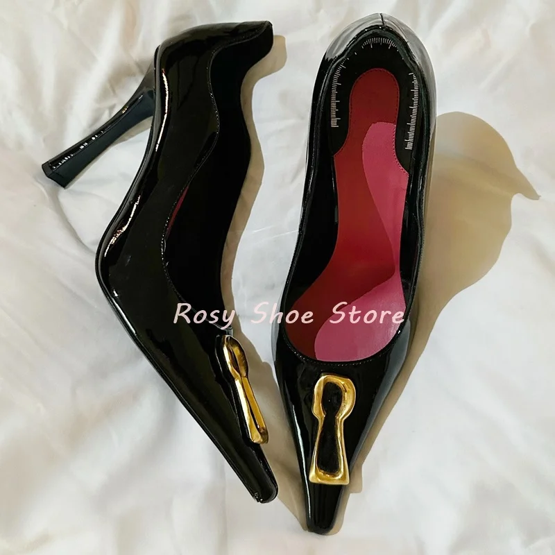 Черные бархатные женские туфли-лодочки с золотой замочной скважиной, новые металлические аксессуары, черные туфли без шнуровки из лакированной кожи, сексуальные туфли на шпильке с острым носком
Черные бархатные женские туфли-лодочки с золотой замочной скважиной, новые металлические аксессуары, черные туфли без шнуровки из лакированной кожи, сексуальные туфли на шпильке с острым носком