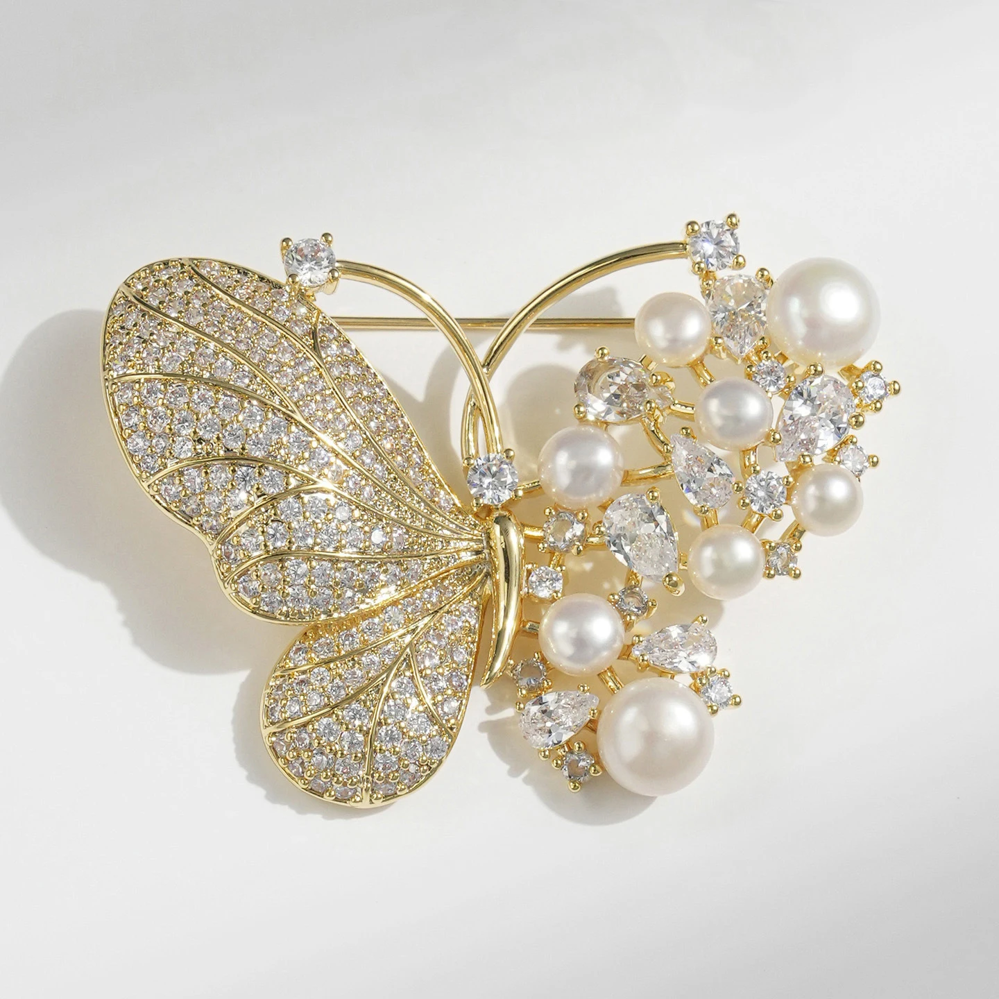 Luxury Colored Zircon Butterfly Freshwater Pearl brooches Atmospheric Elegance Pin Woman's Broche Accessories
Luxury Colored Zircon Butterfly Freshwater Pearl brooches Atmospheric Elegance Pin Woman's Broche Accessories