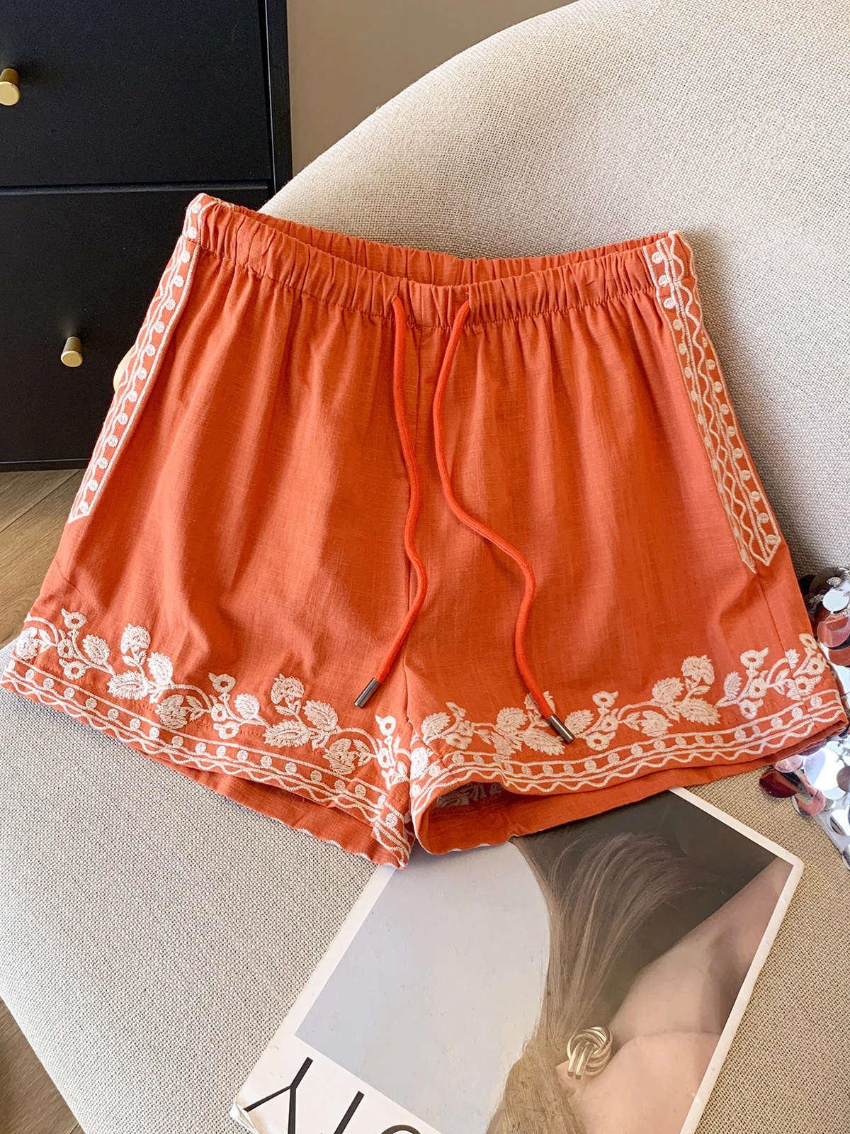 Женские летние повседневные прямые брюки Ele с вышивкой, завышенной талией и шнурком, из хлопково-льняной смеси, модные, стройнящие
Женские летние повседневные прямые брюки Ele с вышивкой, завышенной талией и шнурком, из хлопково-льняной смеси, модные, стройнящие